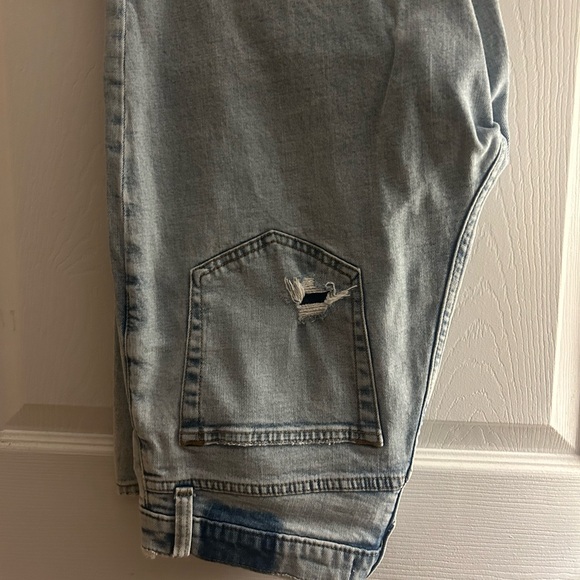 Abercrombie & Fitch Denim - Abercrombie & Fitch Straight Leg High Rise Jean